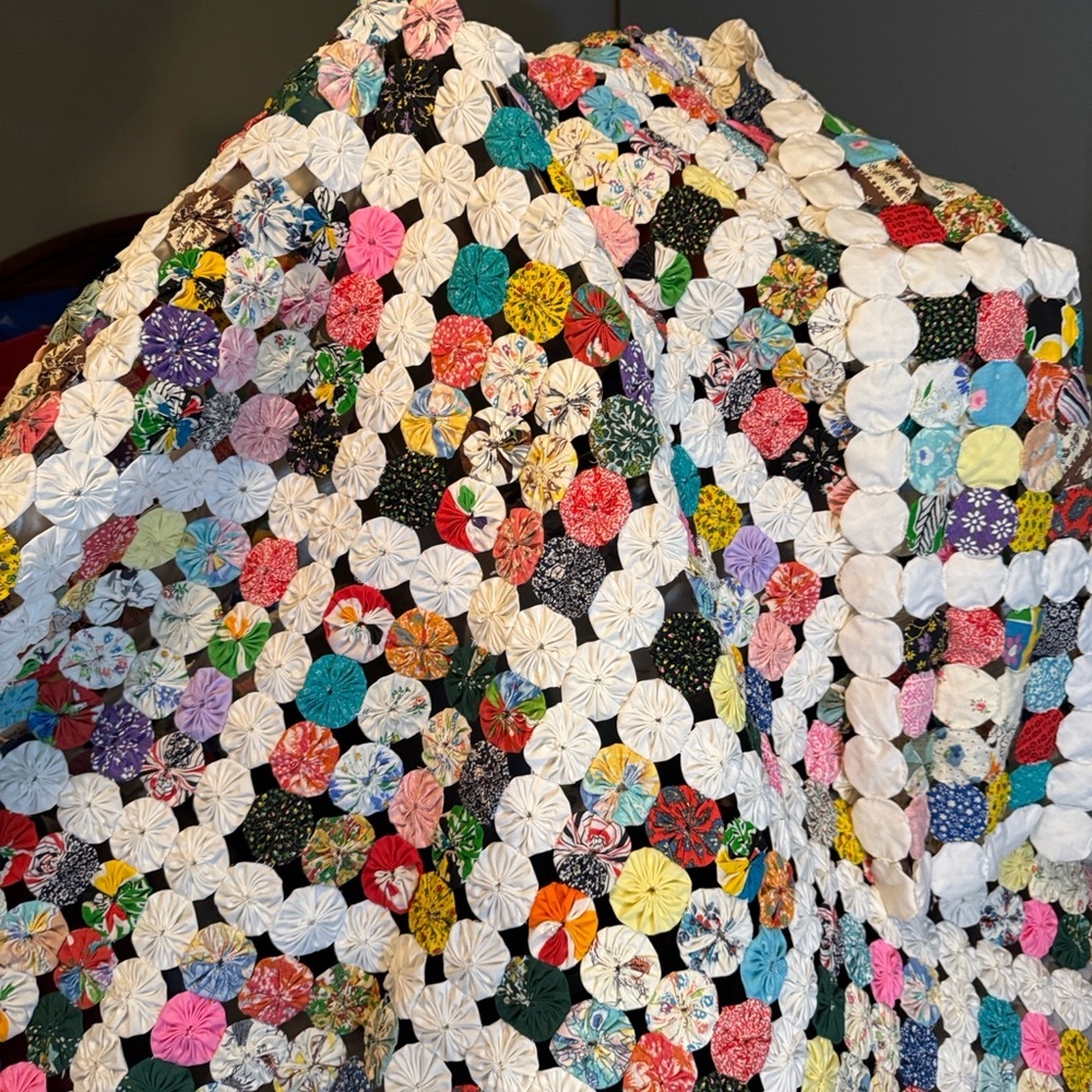Vintage yo-yo quilt - Picture 4 of 12